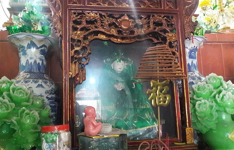 Tuong tho Co Be Cay Xanh