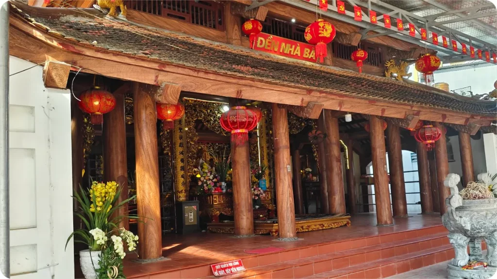Den Nha Ba tho Chua Lam Thao