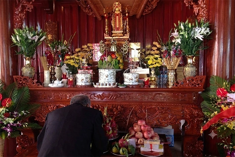 Phong thuy ban tho gia tien
