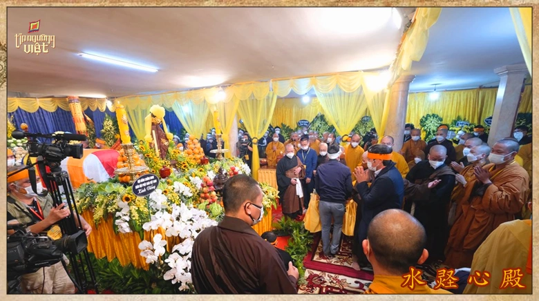 tang le hien dai huong toi su tinh lang va trang nghiem